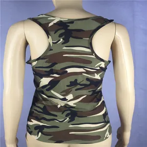 Rückansicht eines Damen-Tanktops mit Camouflage-Druck und Racerback auf Schaufensterpuppe