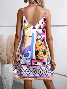 Vue arrière d'une robe d'été sexy à col en V avec un imprimé floral très éclatant.