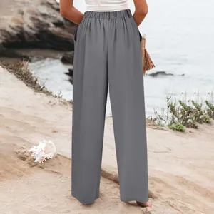 Vista posteriore dei pantaloni grigi a vita alta da donna in una scena estiva.