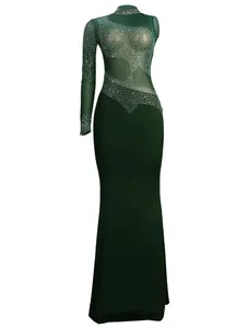 Detalle de vestido ajustado verde oscuro con pedrería y elegantes paneles de malla