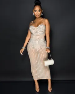Dettaglio di un elegante abito mesh nude con motivi a strass in linee verticali.