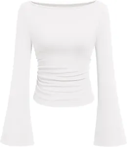 Detailweergave van het witte T-shirt met boothals, geplooide taille en klokmouwen.