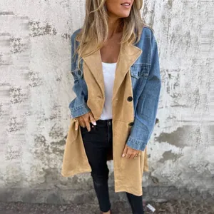 Detail van het denim en khaki patchwork ontwerp op een stijlvolle halflange blazerjas.