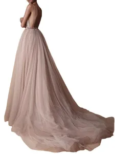 Elegantes rückenfreies Tüll-Hochzeitskleid mit Spaghettiträgern und langer Schleppe.