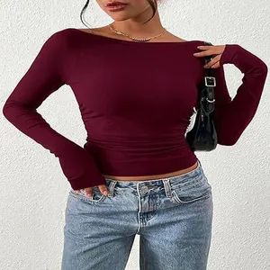 Vista dettagliata del crop top bordeaux da donna con scollo a barca e maglia a coste