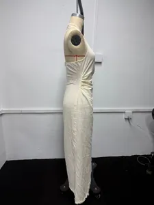 Seitenansicht eines cremefarbenen Boho-Neckholder-Maxikleides mit Raffung an einer Puppe