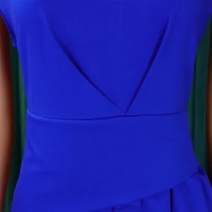 Nahaufnahme des königsblauen Falten-Taillendetails an einem eleganten Bleistiftkleid