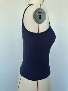 Zijaanzicht van een marineblauwe geribbelde crop top voor dames in de Y2K-stijl