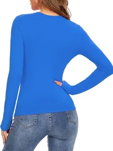Vista trasera de una camiseta azul de manga larga ajustada con detalles de ojales
