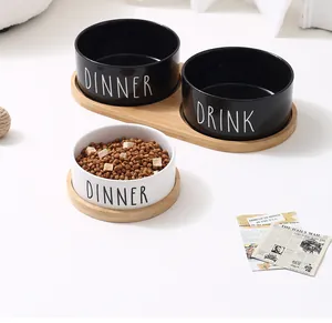 Detailansicht eines minimalistischen Keramik-Napfsets mit Bambustablett und Text