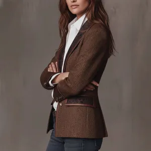 Nahaufnahme eines französischen Retro-Blazers aus braunem Fischgrat-Tweed mit Kontrastbesatz
