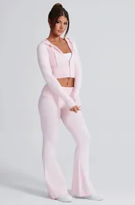Vista dettagliata del completo in maglia rosa con felpa corta e pantaloni a zampa a vita alta.