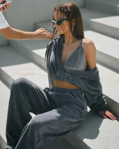 Λεπτομερής προβολή γκρι βελούδινου σετ με cropped hoodie και παντελόνι φόρμας