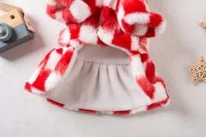 Primer plano de un vestido de felpa a cuadros rojos y blancos para mascotas con forro suave
