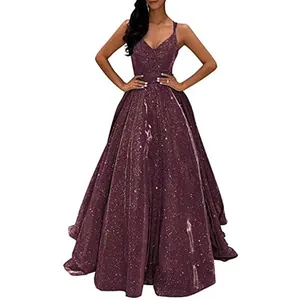 Gros plan montrant la texture scintillante des paillettes de cette robe de soirée prune.