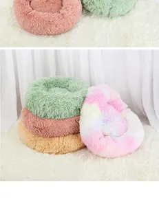 Vari letti di peluche colorati per animali domestici in un ambiente accogliente.