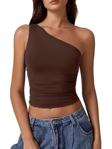 Eleganter brauner One-Shoulder-Crop-Top für Damen, ärmelloses Design mit Raffung.