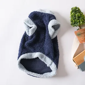 Vue rapprochée de la texture polaire douce bleue et grise de la veste pour animaux.