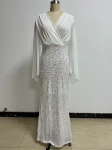 Elegante witte avondjurk met diepe V-hals en maxi-rok met pailletten voor feesten