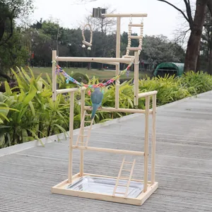 Vue détaillée du grand centre de jeu en bois pour perroquets avec échelles et balançoires