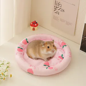 Nahaufnahme der rosa Hamster-Kühlmatte mit Pfirsichmuster und Eisseiden-Textur