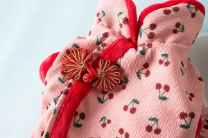 Detail van roze corduroy honden Tang-pak met kersenprint en bloemige Pankou-knoop