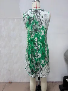 Dettaglio posteriore di un vestito estivo senza maniche con stampa astratta verde e bianco