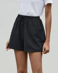 Vista detallada del pantalón corto holgado de mujer en mezcla de lino negro con cordón