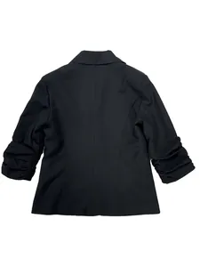 Vue arrière d'un blazer noir pour femme avec manches 3/4 froncées veste