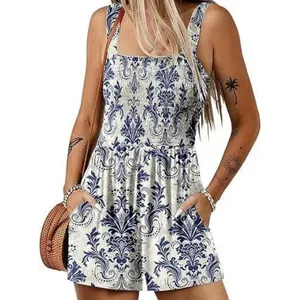 Detalle del corpiño fruncido y el estampado floral vintage en un mono de verano sin mangas