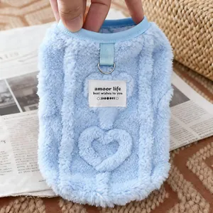 Primer plano del chaleco de forro polar azul claro para mascotas con corazón y anillo de correa
