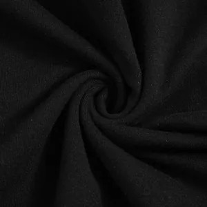 Gros plan sur la texture du tissu en tricot noir respirant pour l'ensemble d'été femme