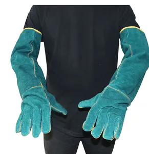 Gros plan de gants de protection anti-morsure en daim vert de 62 cm pour reptiles et animaux