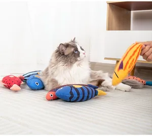 Interaktives Plüsch-Fischspielzeug mit Katzenminze in einer gemütlichen Wohnung mit Katze