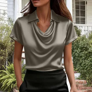 Detail der taupefarbenen Satin-Kurzarmbluse mit elegantem Wasserfallausschnitt und Revers