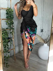 Dettaglio di un elegante abito da sera monospalla con stampa floreale e spacco alto.