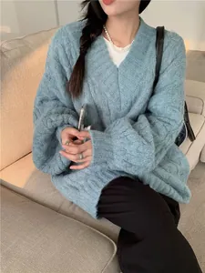 Un accogliente maglione a trecce con scollo a V blu chiaro da donna con vestibilità ampia