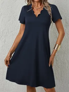 Dettaglio dell'abito blu navy a maniche corte con elegante scollo a V a onde ondulate