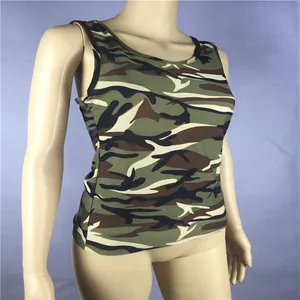 Detailansicht eines eng anliegenden Camouflage-Damen-Tanktops für den Sommer.