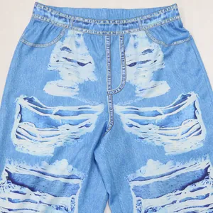 Gros plan d'un legging effet jean imprimé avec motifs délavés et déchirés réalistes