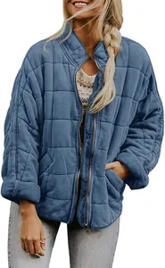 Giacca trapuntata blu oversize da donna con colletto a lupetto e comode tasche laterali capienti