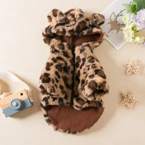 Dettaglio di un cappotto leopardato spesso per animali con cappuccio e orecchie