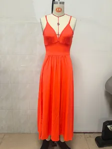 Vista detallada de un vestido largo naranja con escote en V y tirantes de espagueti