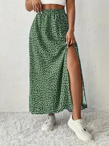 Dettaglio di una gonna midi floreale verde con spacco laterale e vita elastica.