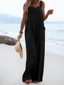 Vista completa de un mono negro sin mangas de pierna ancha usado por una modelo en la playa