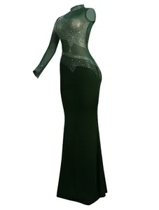Detalle del vestido de noche sexy verde oscuro con pedrería y mangas de malla.