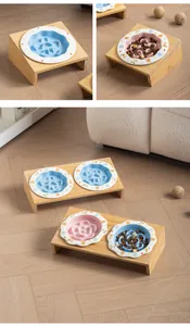 Dettaglio macro di ciotole in ceramica per animali con supporti in bambù blu e rosa