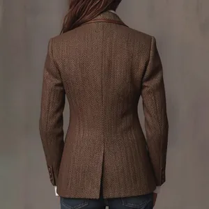 Detailansicht der Rückseite eines braunen Tweed-Blazers mit klassischem Fischgrätenmuster