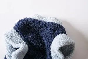 Vue détaillée de la texture polaire douce et du col de ce gilet chaud d'hiver pour animaux