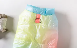 Detailweergave van het regenboog vest voor huisdieren met D-ring en blauwe kraag